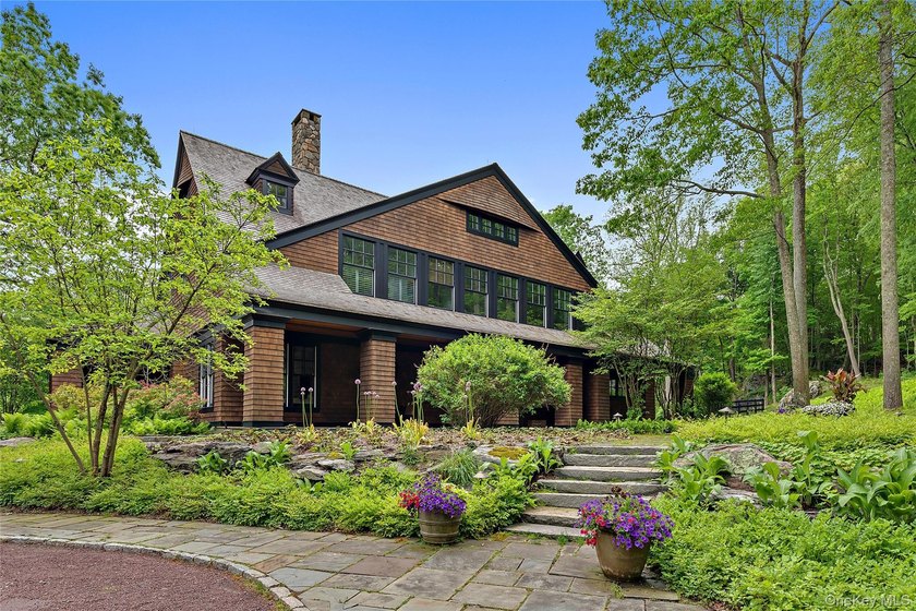 SHINGLE &amp; STONE. Long, gated drive to private hilltop setting - photo 4