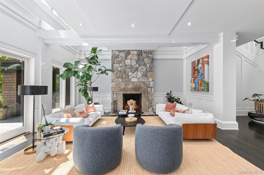 SHINGLE &amp; STONE. Long, gated drive to private hilltop setting - photo 6