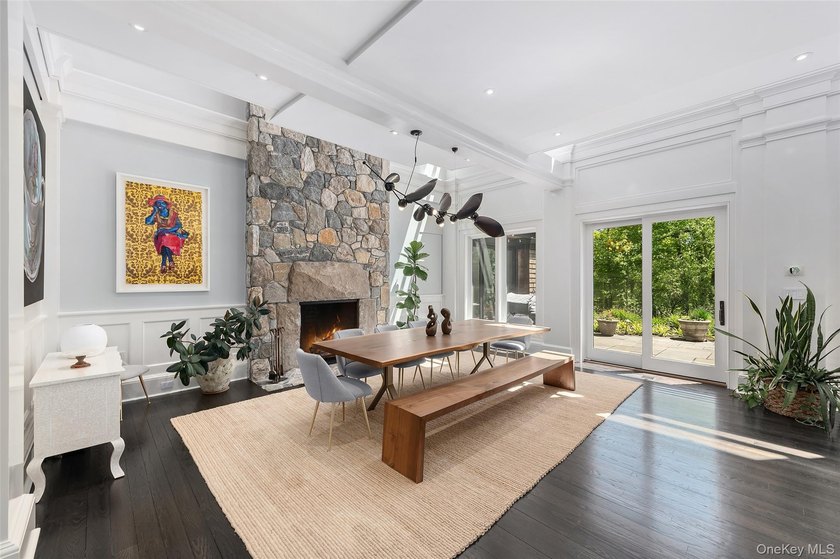 SHINGLE &amp; STONE. Long, gated drive to private hilltop setting - photo 10