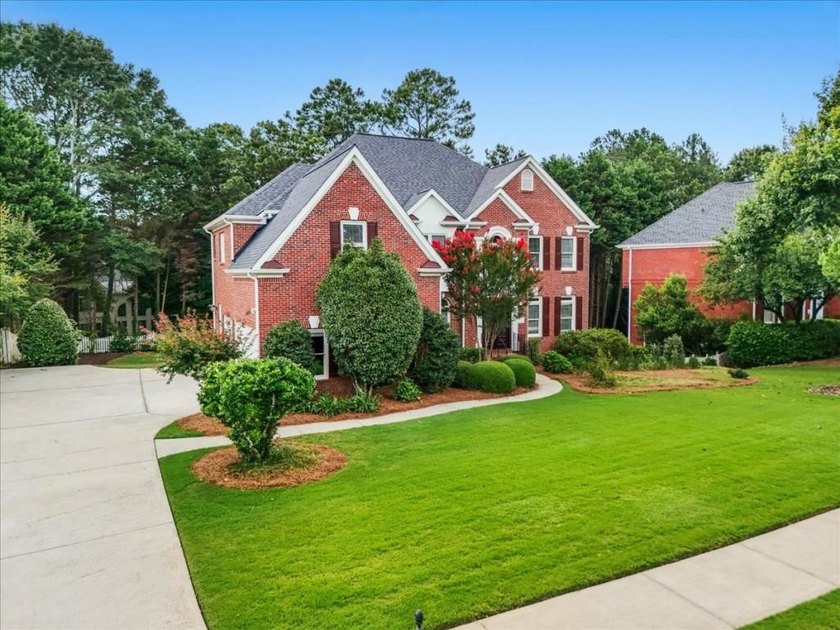 Welcome home to this stunning brick traditional nestled in the - photo 6