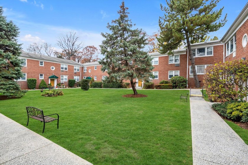 Top-floor 1-bedroom co-op in the well-maintained Whitewood - photo 12
