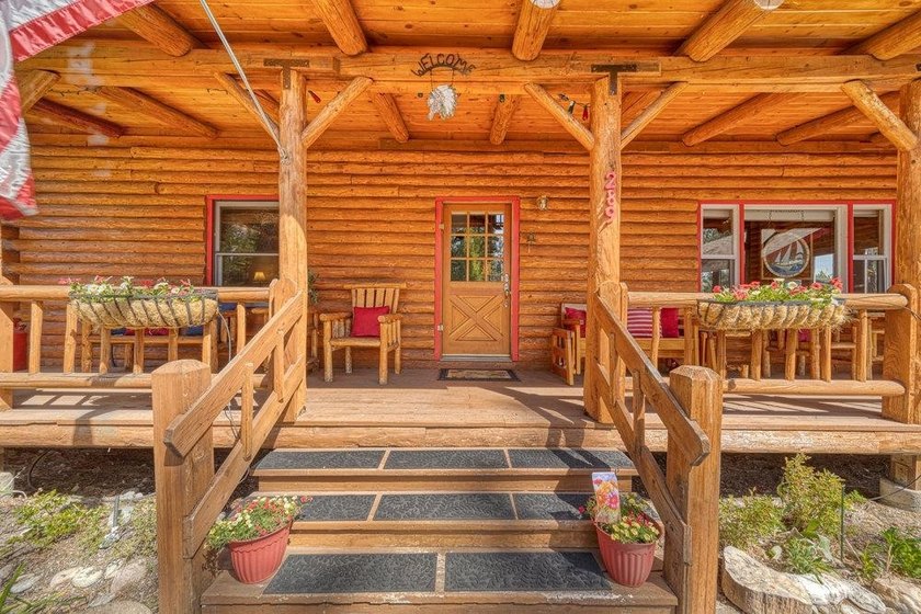 Absolutely beautiful log home in Chester. Every detail - photo 3