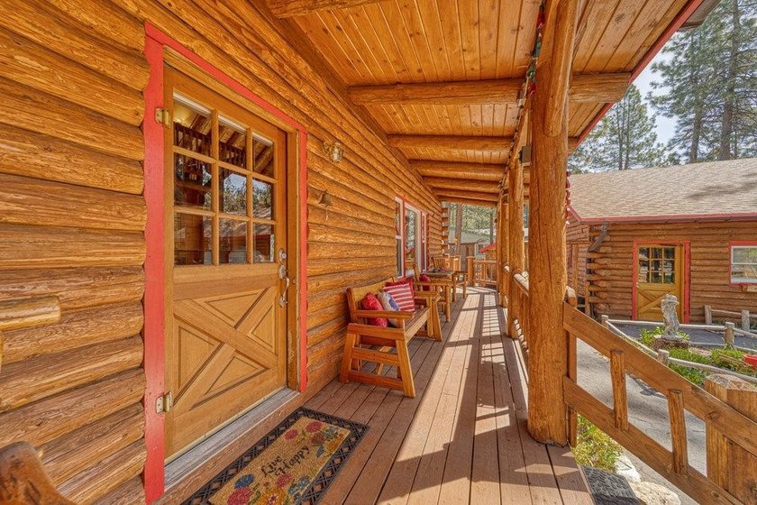 Absolutely beautiful log home in Chester. Every detail - photo 4
