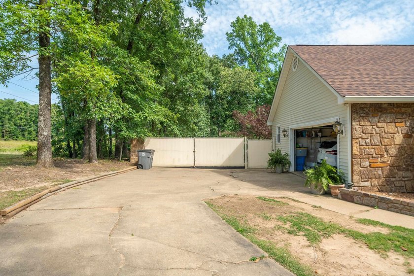 Welcome to this spectacular 5 Bedroom, 3.5 Bath custom home - photo 49