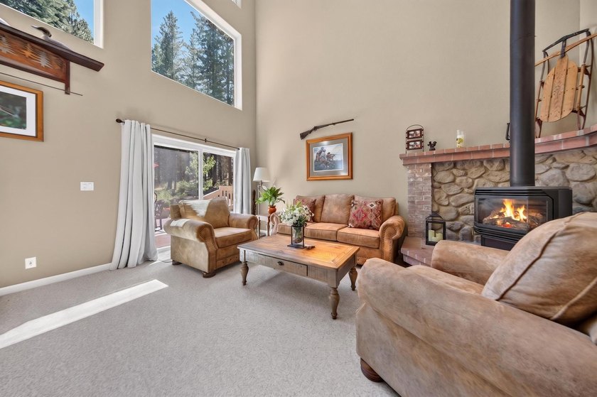 This impeccably maintained Lake Almanor West home has been - photo 3