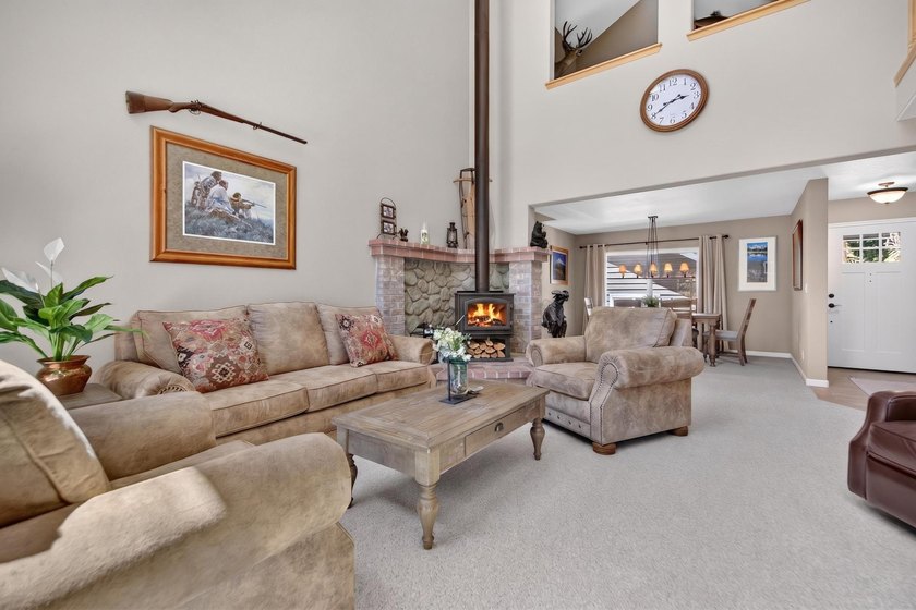 This impeccably maintained Lake Almanor West home has been - photo 4