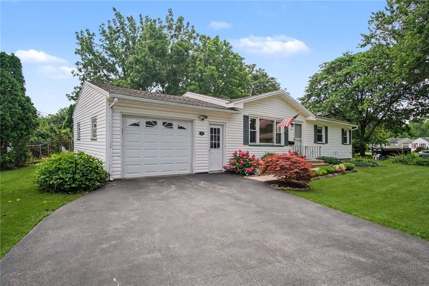 Welcome home to this beautifully updated 3-bedroom, 1.5-bath - photo 3