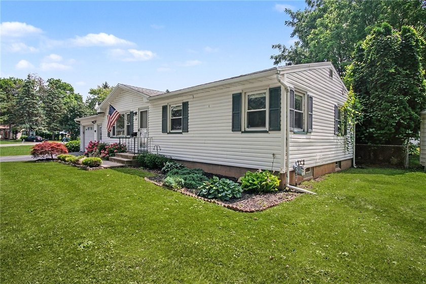 Welcome home to this beautifully updated 3-bedroom, 1.5-bath - photo 4