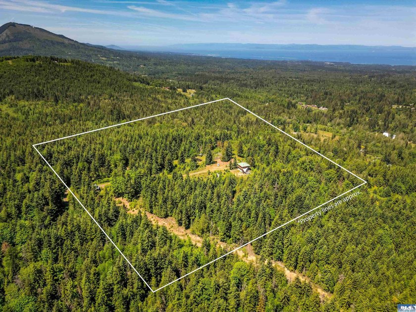 This unbelievable property presents a once-in-a-lifetime - photo 4