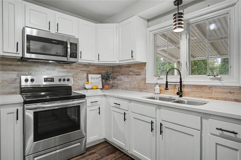 Welcome home to this beautifully updated 3-bedroom, 1.5-bath - photo 6