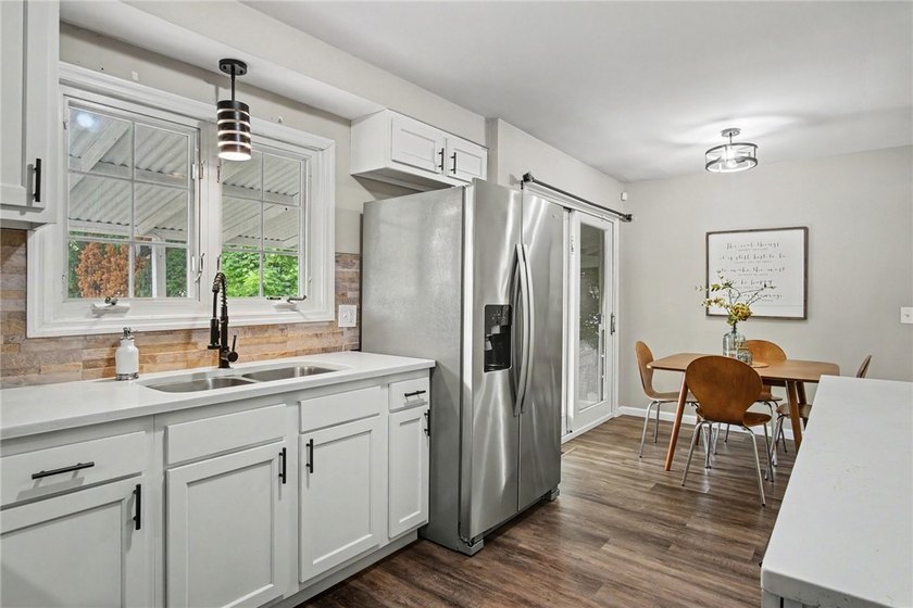 Welcome home to this beautifully updated 3-bedroom, 1.5-bath - photo 7