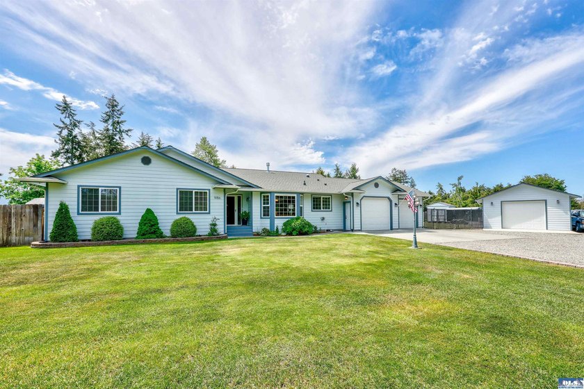 Immaculate and move-in ready, this stunning single-story home - photo 2