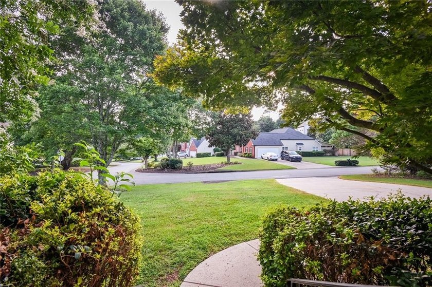 Wow, wow, wow! Experience this charming 6-bed and 3.5-bath - photo 5