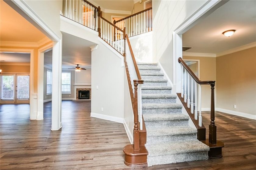 Wow, wow, wow! Experience this charming 6-bed and 3.5-bath - photo 6