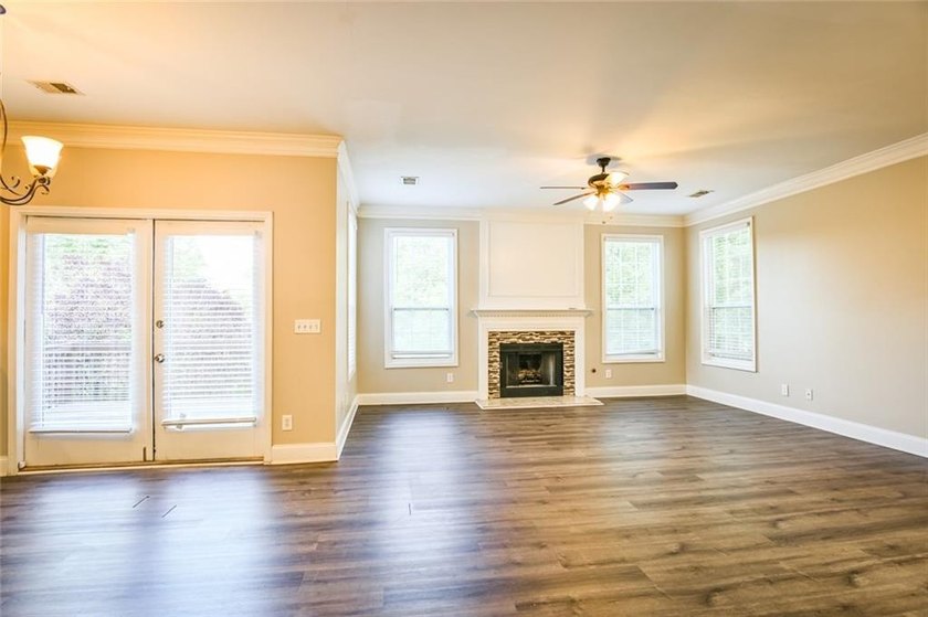 Wow, wow, wow! Experience this charming 6-bed and 3.5-bath - photo 8