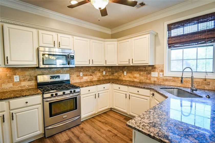 Wow, wow, wow! Experience this charming 6-bed and 3.5-bath - photo 10