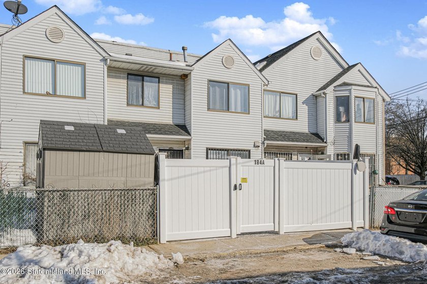 Newly Renovated 3-Bedroom Townhouse in the Heart of Mariners - photo 2