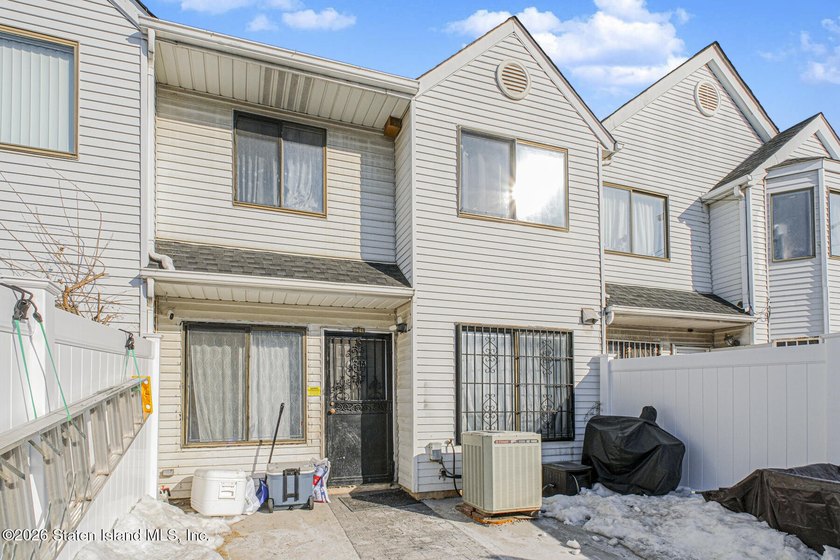 Newly Renovated 3-Bedroom Townhouse in the Heart of Mariners - photo 4