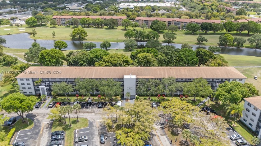 !! LOCATED ON THE FIRST FLOOR ... AND WITH GOLF COURSE VIEW - photo 15