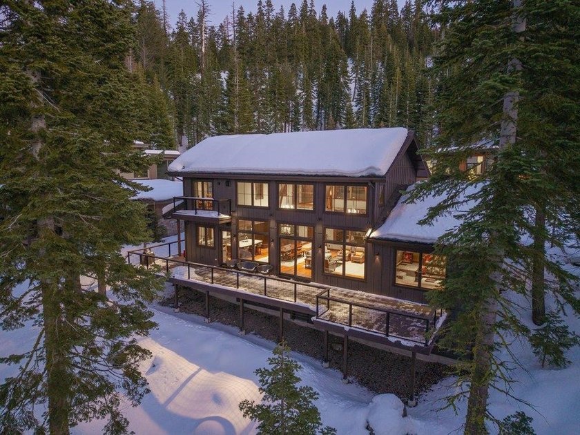 A striking blend of modern mountain architecture and refined - photo 27