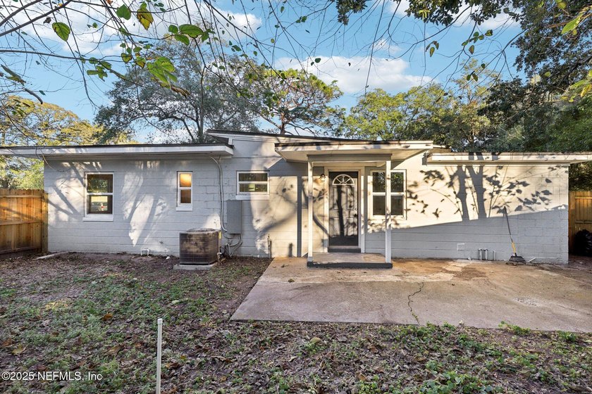 Cute Concrete Block 3BR/1BA home. Remodeled 3 years ago w/new - photo 30