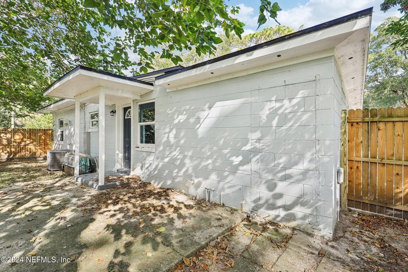 Cute Concrete Block 3BR/1BA home. Remodeled 3 years ago w/new - photo 31