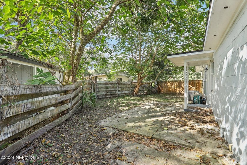 Cute Concrete Block 3BR/1BA home. Remodeled 3 years ago w/new - photo 32