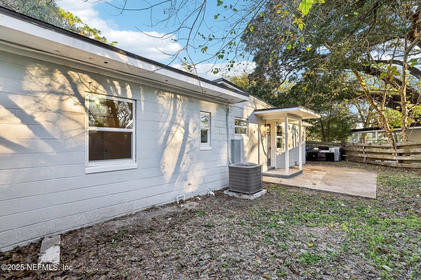 Cute Concrete Block 3BR/1BA home. Remodeled 3 years ago w/new - photo 33