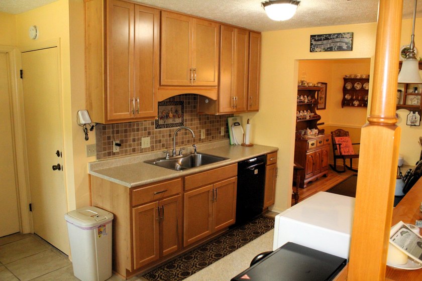 Welcome to this beautifully maintained all-brick ranch-style - photo 5