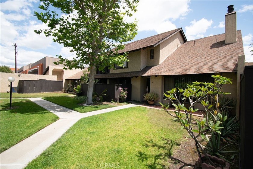 Welcome to this beautifully upgraded and exceptionally spacious - photo 3