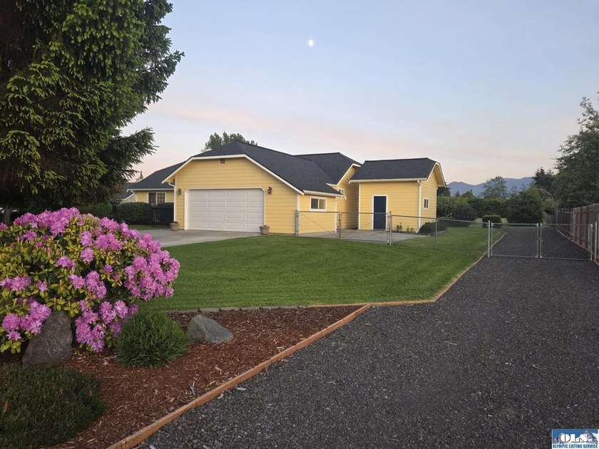 Your forever home awaits in this beautifully maintained - photo 3