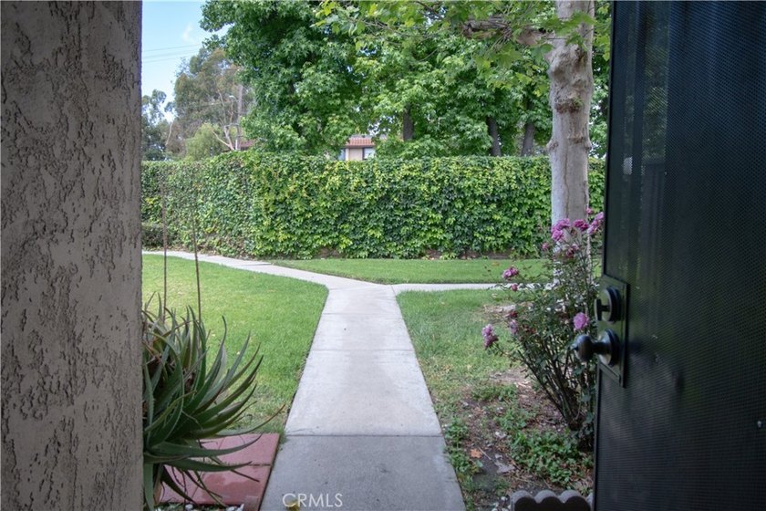 Welcome to this beautifully upgraded and exceptionally spacious - photo 4