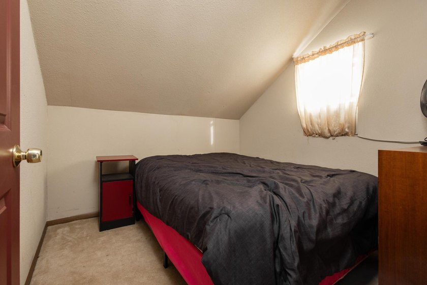 Escape to your own lakeside retreat with this charming 3-bedroom - photo 13