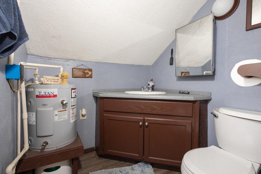 Escape to your own lakeside retreat with this charming 3-bedroom - photo 16