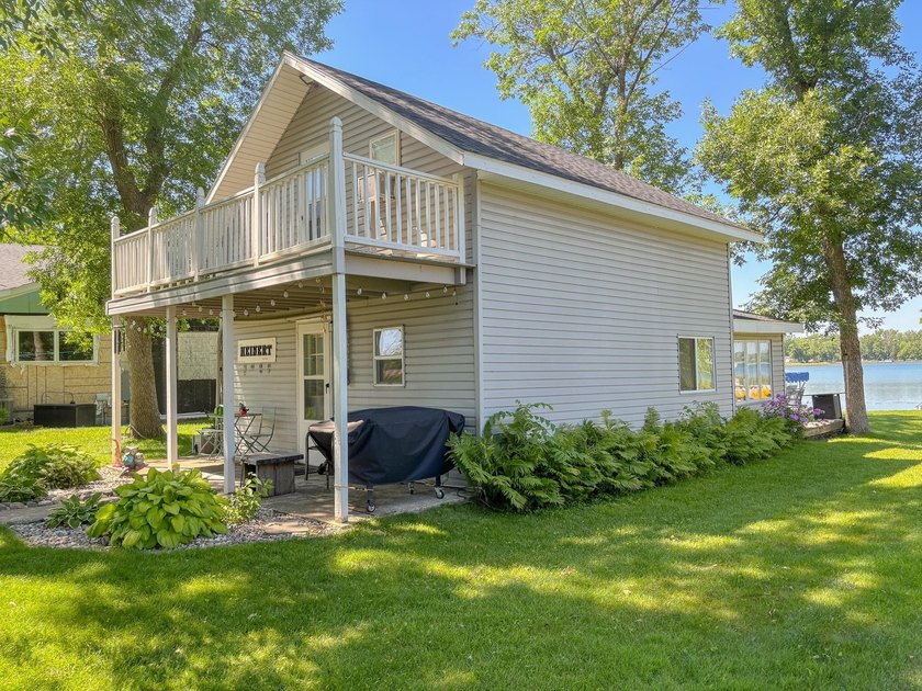 Escape to your own lakeside retreat with this charming 3-bedroom - photo 21