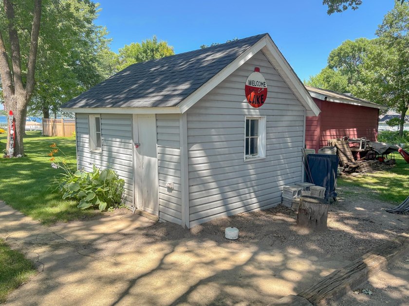 Escape to your own lakeside retreat with this charming 3-bedroom - photo 23