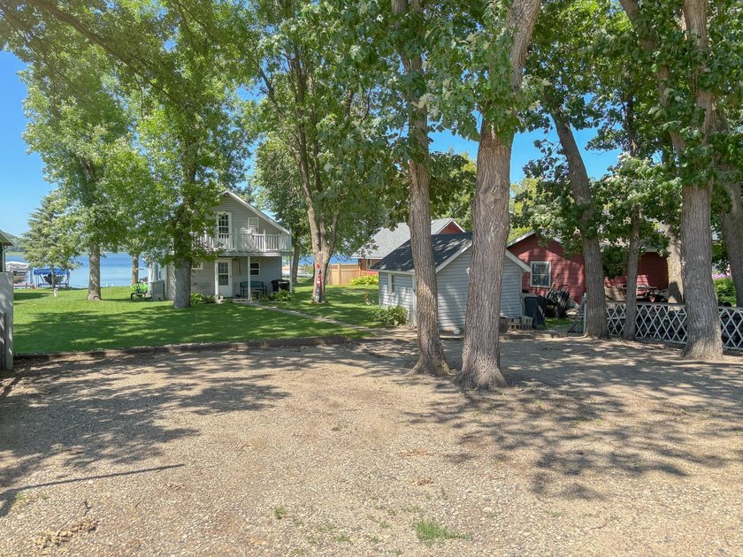 Escape to your own lakeside retreat with this charming 3-bedroom - photo 25