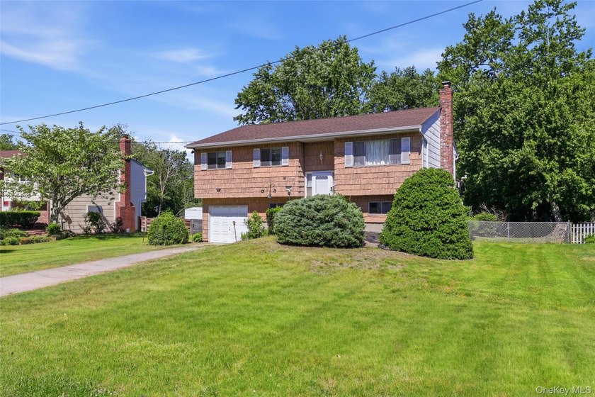 Well-Kept Home In Desirable West Islip With A Spacious Layout - photo 3
