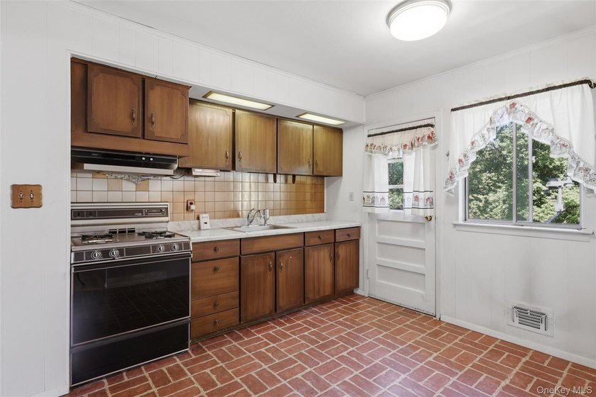 Well-Kept Home In Desirable West Islip With A Spacious Layout - photo 10