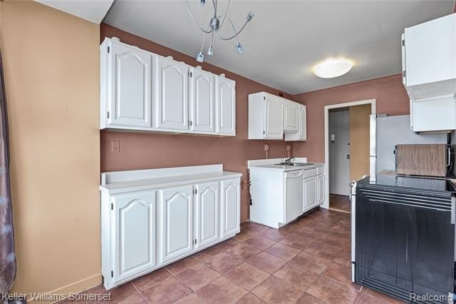 Welcome to this clean and cozy 2-bedroom, 1-bath co-op condo - photo 14