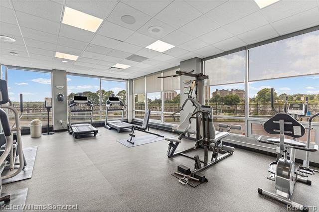 Welcome to this clean and cozy 2-bedroom, 1-bath co-op condo - photo 34