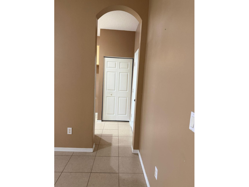 Excellent location with plenty of shops and restaurants nearby - photo 4