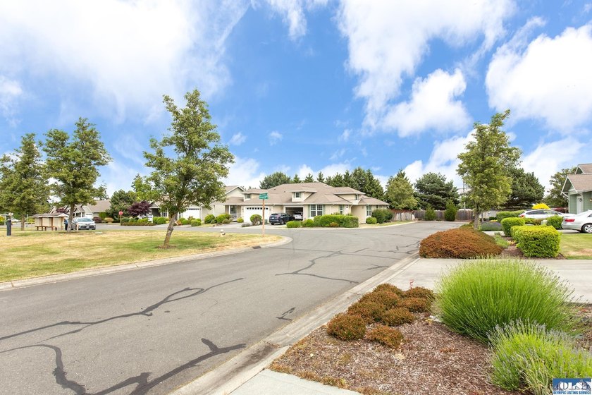 Single Story 2 bedroom, 2 bath townhome in desirable Jennie - photo 3