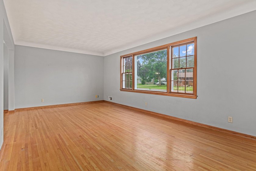 First time on the market! Lovingly maintained by the original - photo 4