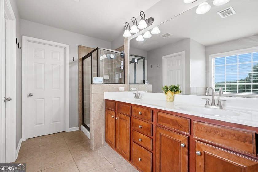 Welcome to this beautifully maintained 4-bedroom, 2.5-bath - photo 11