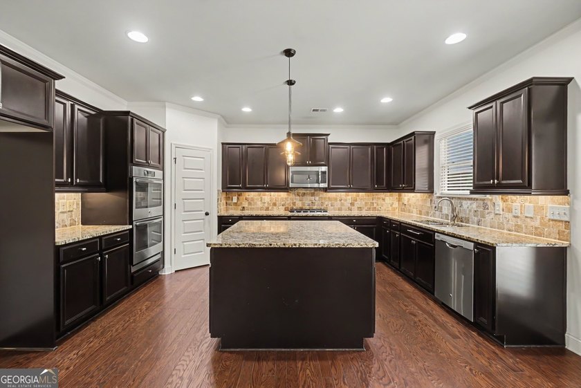 Welcome to your move-in-ready home! This well-maintained - photo 12