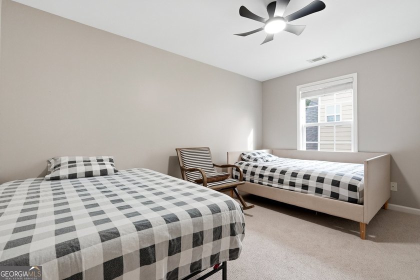 Welcome to this beautifully maintained 4-bedroom, 2.5-bath - photo 14