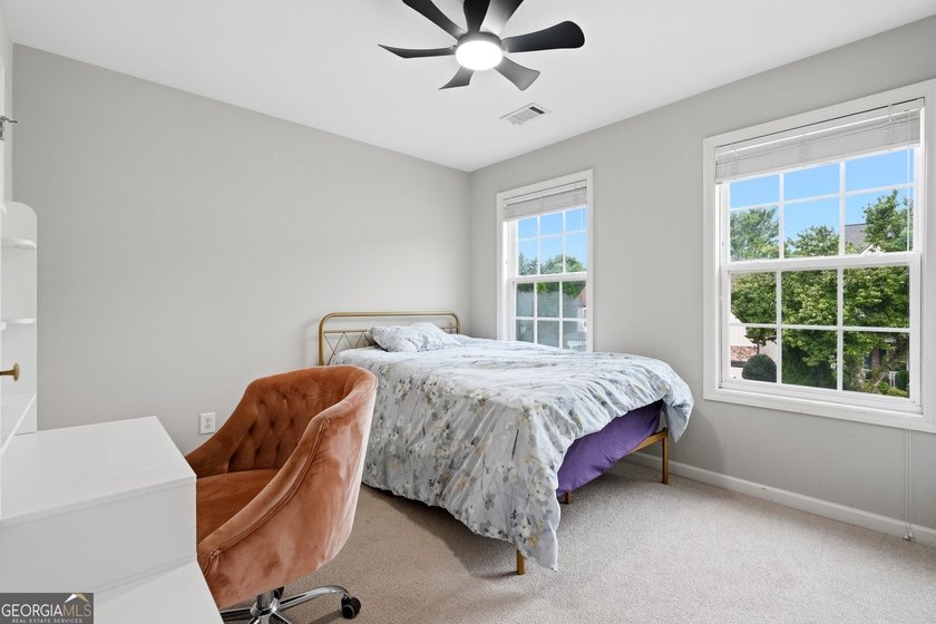 Welcome to this beautifully maintained 4-bedroom, 2.5-bath - photo 15