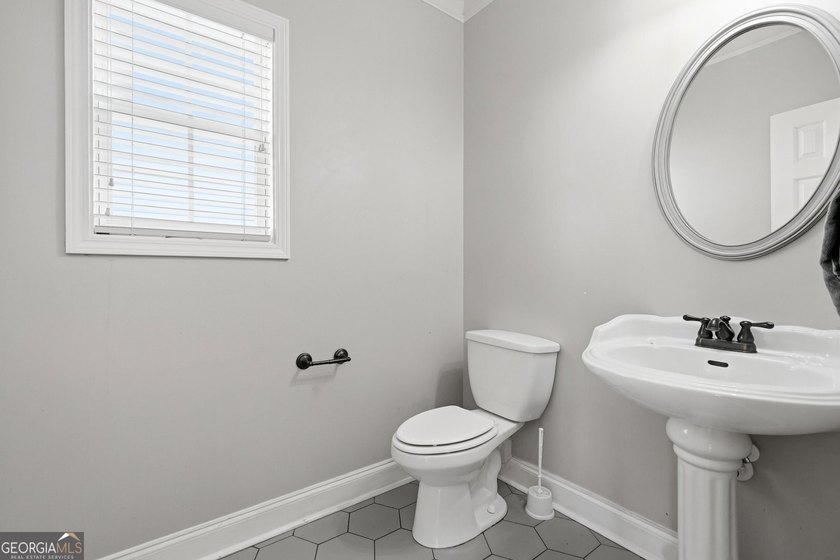 Welcome to this beautifully maintained 4-bedroom, 2.5-bath - photo 18