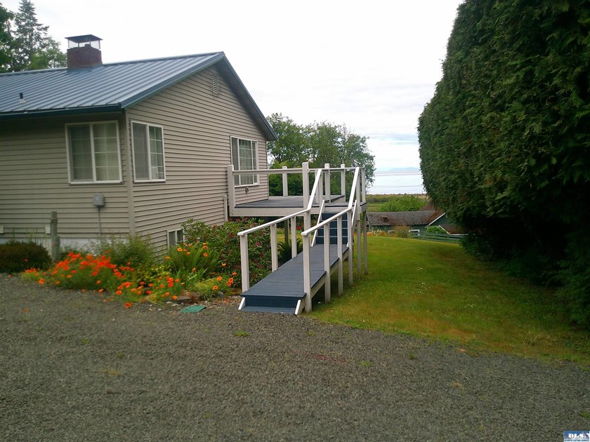Beautifully landscaped acreage with views overlooking Discovery - photo 3